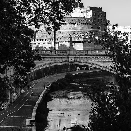 Suites 44 Via Cicerone - Vatican & Castel Sant'Angelo Гостевой дом 4*